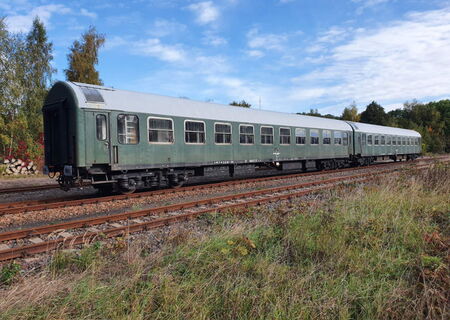 Außenansicht eines historischen grünen Liegewagens