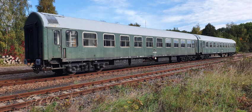 Außenansicht eines historischen grünen Liegewagens