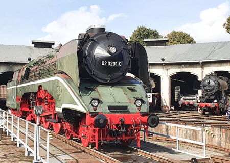 Großansicht einer imposanten schwarz-grünen WFL Dampflok Modell 020201-0 auf dem Drehkreuz im Betriebshof Nossen.