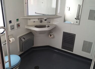 WFL Reisezugwagen ÖPNV - Ansicht des behindertengerechten Wasch- und Toilettenraum