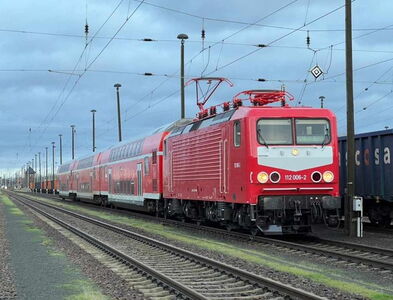 roter WFL ÖPNV Doppelstockzug mit Elektrolok Baureihe 112 fährt durch Gleisanlage