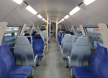 Innenansicht der oberen Etage eines WFL ÖPNV Doppelstockzuges mit Sitzgruppen