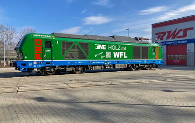 grün-blaue WFL-Lok-BR 248 Vectron Dual. Die Zweikraftlokomotiven vereinen die Vorteile einer vollwertigen Diesellokomotive mit denen von elektrischen Lokomotiven.