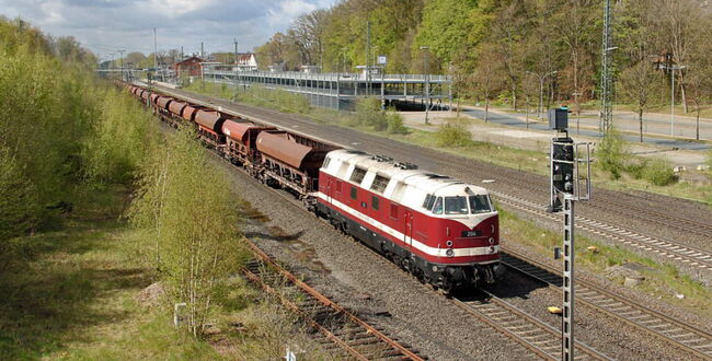 WFL Güterzug mit rot weißer Diesellok der Reihe 204