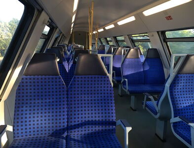 Innenansicht der obere Etage eines WFL ÖPNV Doppelstockzuges mit blauen 2er und 4er Sitzgruppen