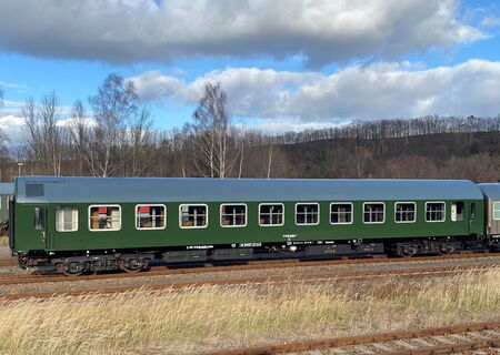 Außenansicht eines historischen Sitzwagens 2.Klasse