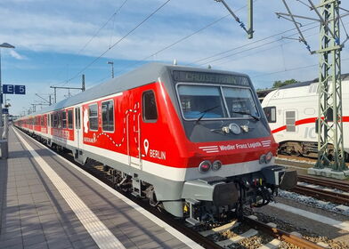 roter WFL Zug am Bahnsteig als Charter Beispiel