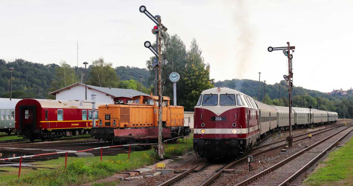 WFL Charter Zug mit rot-weißer Diesellok steht an Signalanlage