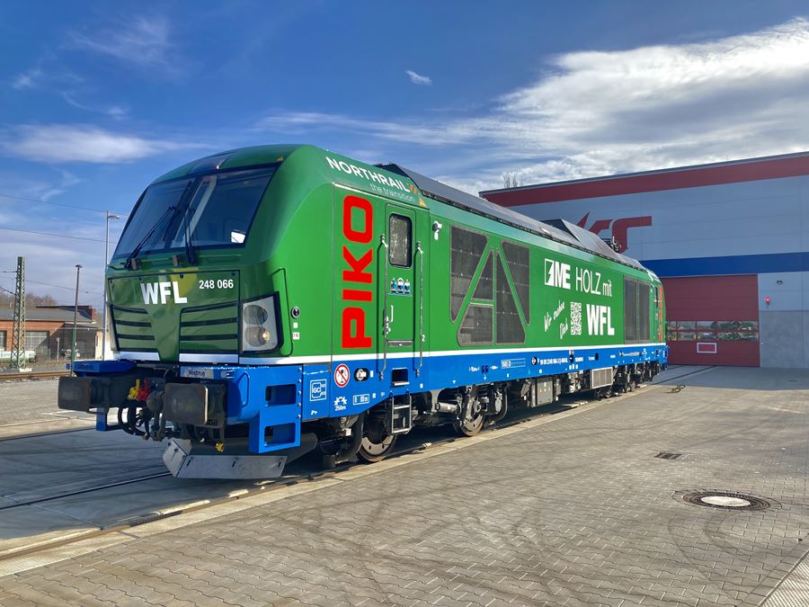 grün-blaue WFL-Lok-BR 248 Vectron Dual. Die Zweikraftlokomotiven vereinen die Vorteile einer vollwertigen Diesellokomotive mit denen von elektrischen Lokomotiven.