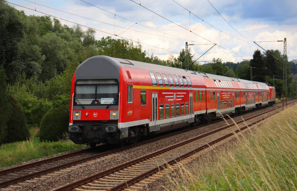 roter ÖPNV Doppelstockzug der WFL Flotte fährt durch Landschaft
