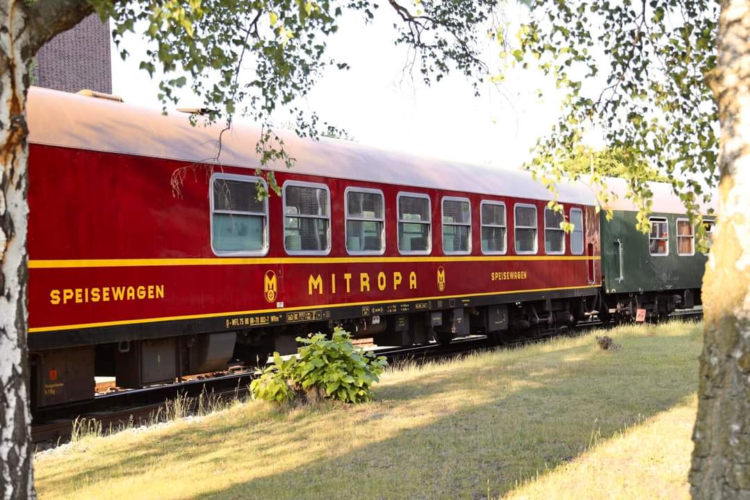 Außenansicht des historischen roten Mitropa Speisewagen